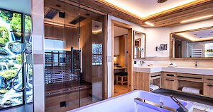 Komfortables Badezimmer in der Suite im Wellnesshotel